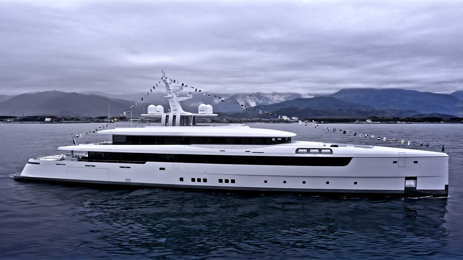 0c679e00-cd6d-11ed-9ad9-d1a044b2b1bc-alchemy-yacht-on-water